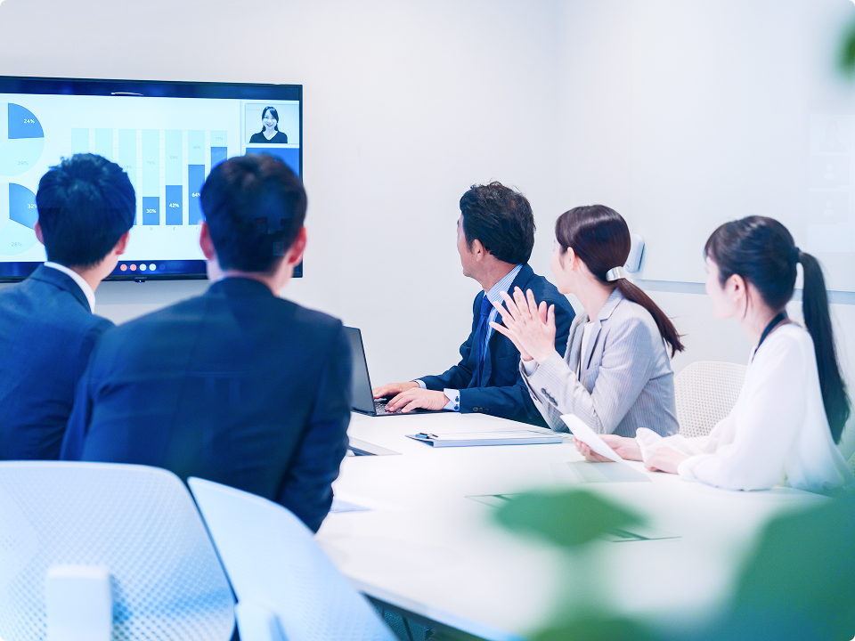 複数人で営業戦略について会議を行うチーム