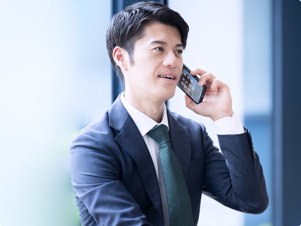 電話をしながら架電する営業担当者
