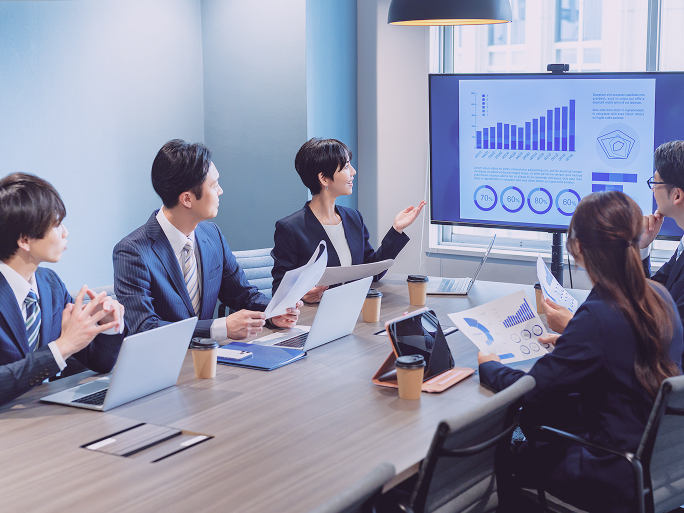 営業成果について会議を行うチーム